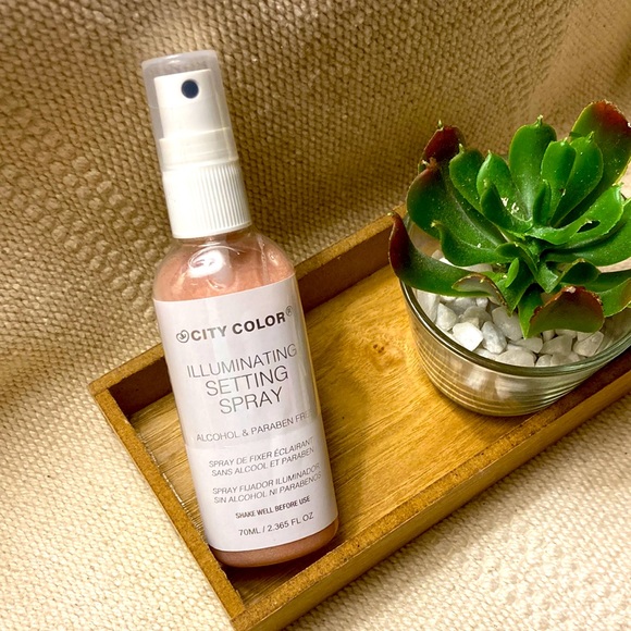 Illuminating Setting Spray - Picture 2 of 3